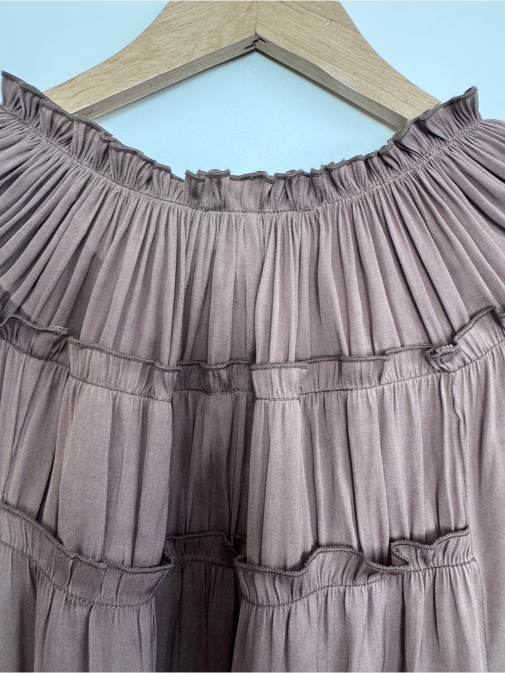 Evereve Kamila Satin Gathered Peasant Blouse Taupe Color “Chanterelle” S - Picture 4 of 4